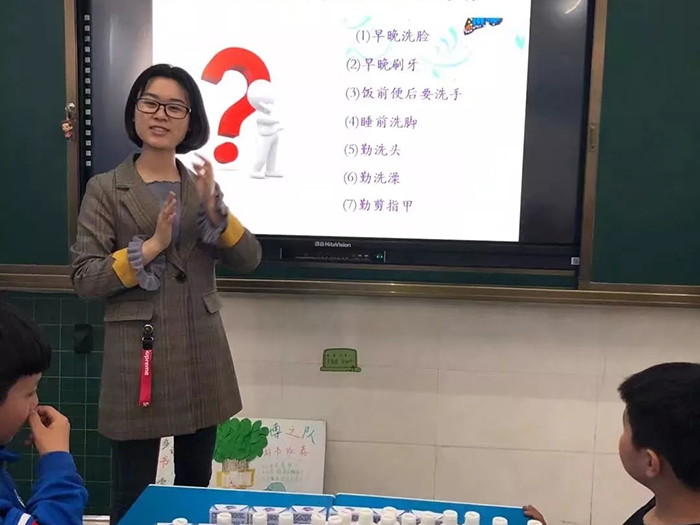 老師講得認真,學生學得仔細